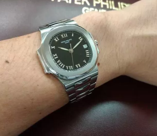 実感が本物と同じパテック・フィリップ ノーチラス3800/1A ミディアムサイズ ブラックローマン[2839]